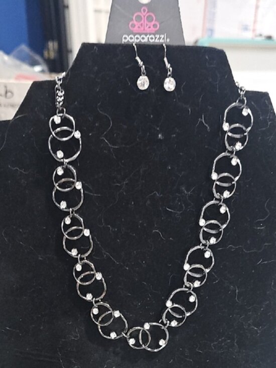 . Jewelry - Paparazzi Black and Silver Circle Necklace Set